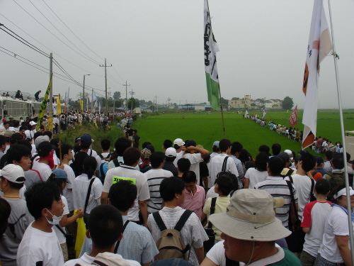 막고있는 경찰차로 인해, 사람들은 좁은 논밭길로 각자 길을 나섰다. 